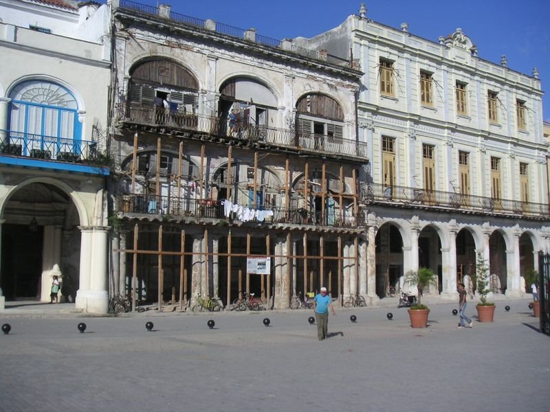 À gauche, le palais comte cañogo, avant restauration by tubalk1