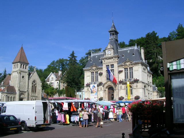 Place de l'hotel de ville un jour de marché by Ourson