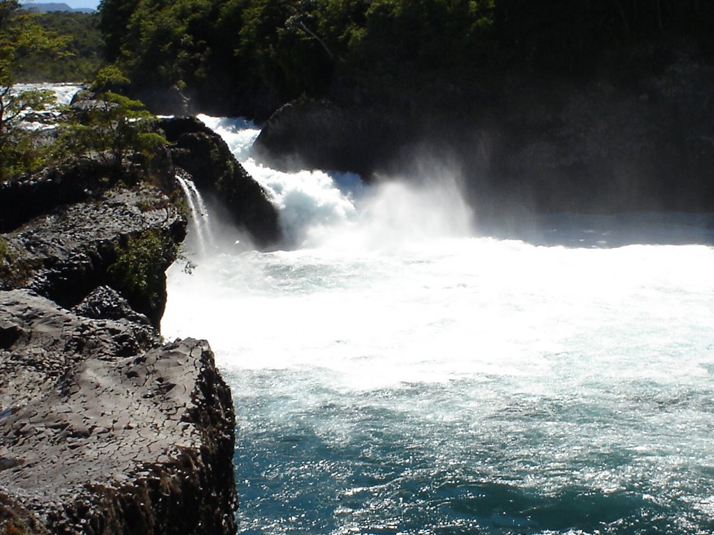 Saltos del Petrohué by Sergio Reyes Niño