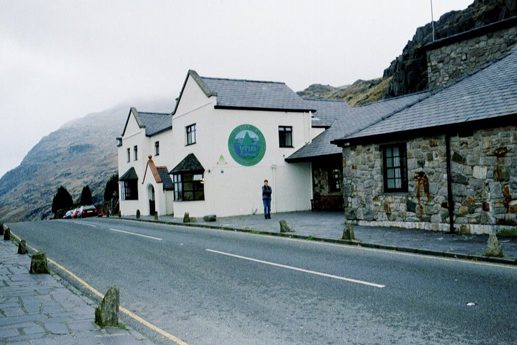 YHA Pen-y-Pass by Robert Steinmetz