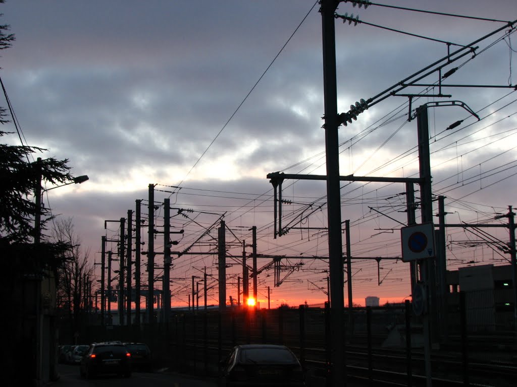 Ermont: lever de soleil sur les voies près de la Gare d'Ermont-Eaubonne by © SisAnnick