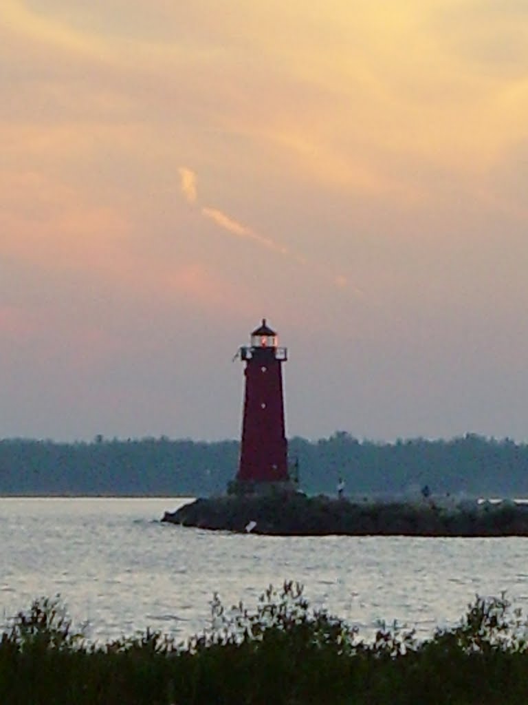 Lake Michigan Lighthouse by mattkersten@hotmail.com