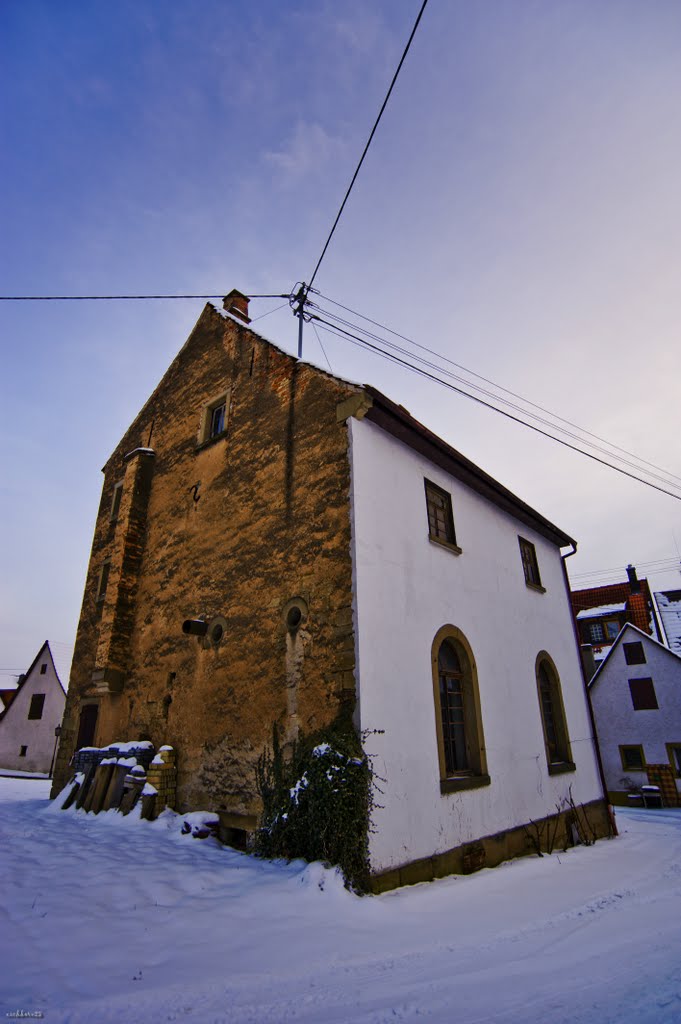 Wendelsheim - einsames Haus im Dorf by mellifikation