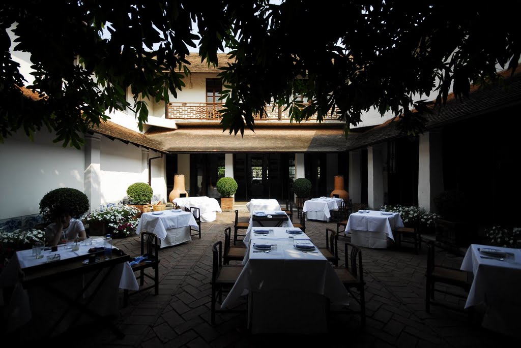 Dining in Hotel Ratchamankha by rhizome