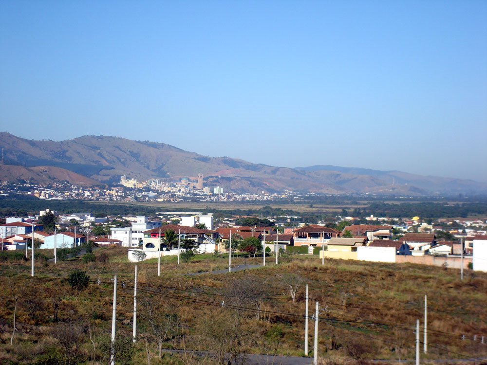 Aparecida do Norte in the center - view from Guaratingueta by José Ricardo da Silva