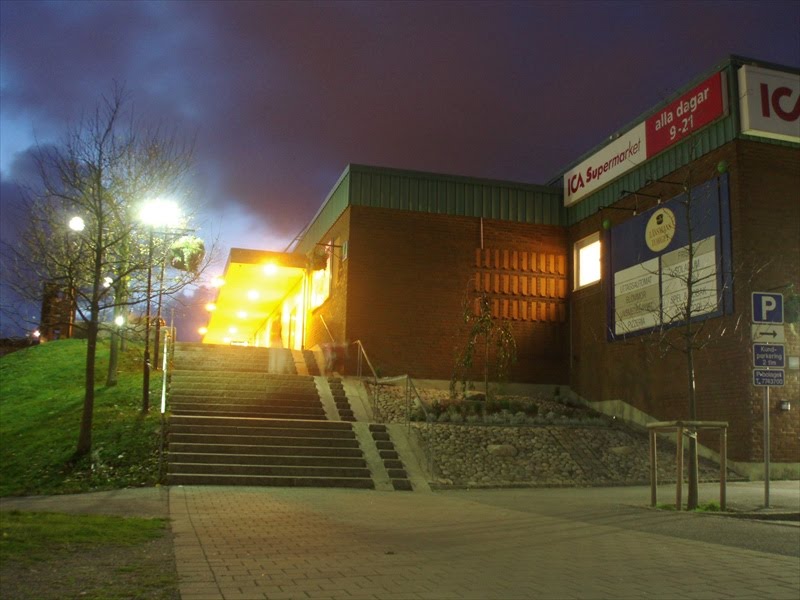 Göteborg by night: Länsmansgårdens centrum (2008) by Biketommy