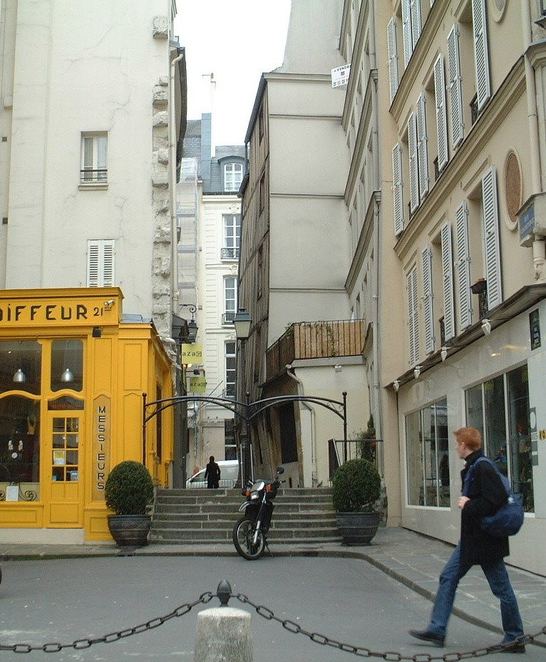 200202 Paris - rue de Rivoli - rue Cloche Perce by Voltarene