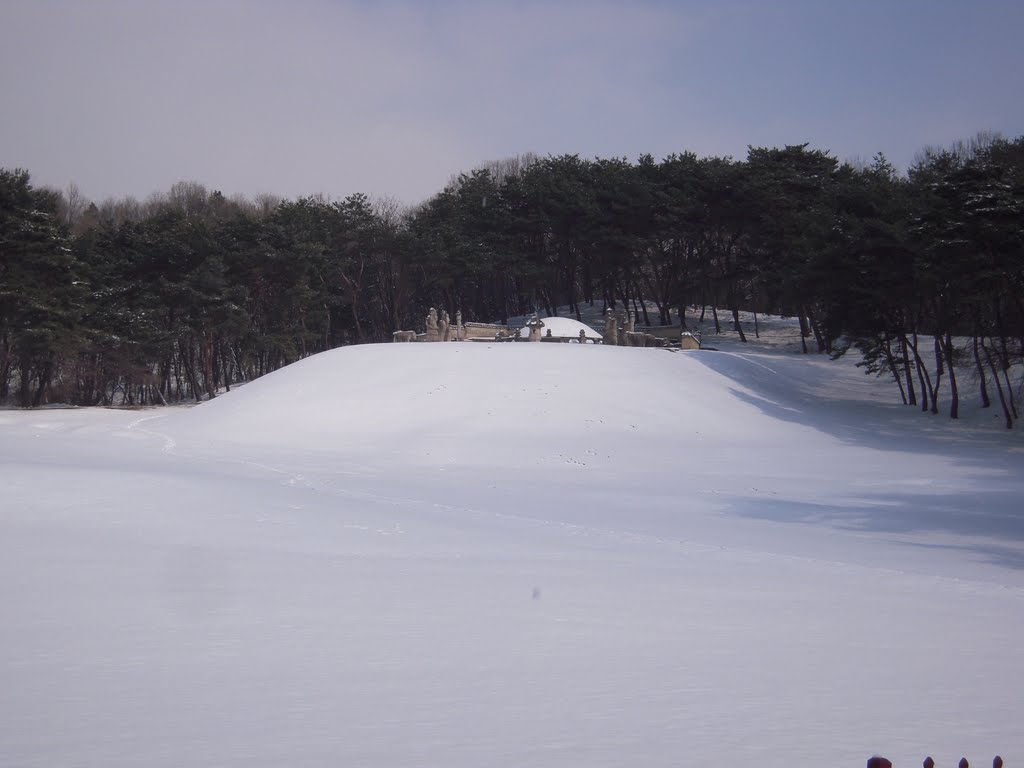 Queen Hyun-Duk's (Kwon) Tomb, Donggu-Reung, Guri-si, Kyonggi-do, Korea by MC Han