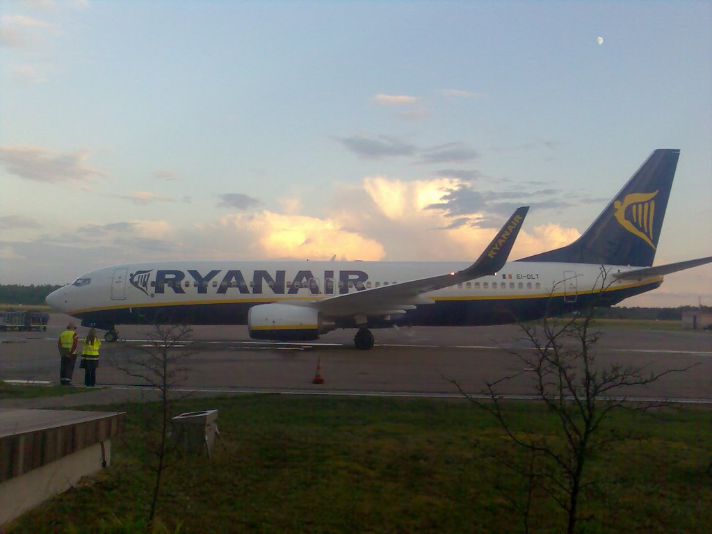 RyanAir Boeing in Kaunas Airport by FSi