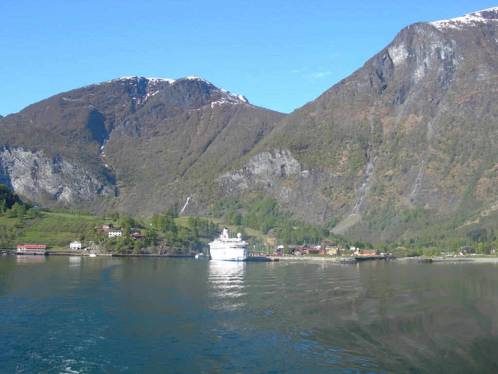 Leaving Flåm with ferry towards Gudvangen by Olivier Vuigner