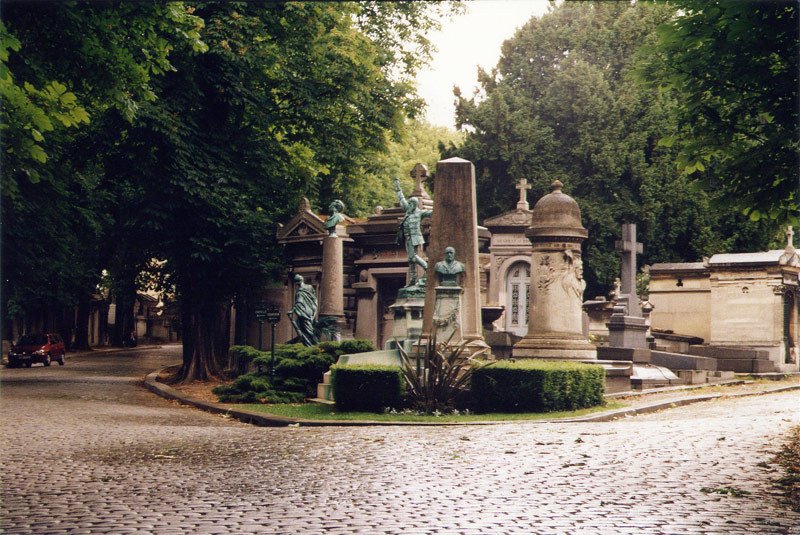 Pere Lachaise, inner view by Maria Valeska Cirano Elorrieta