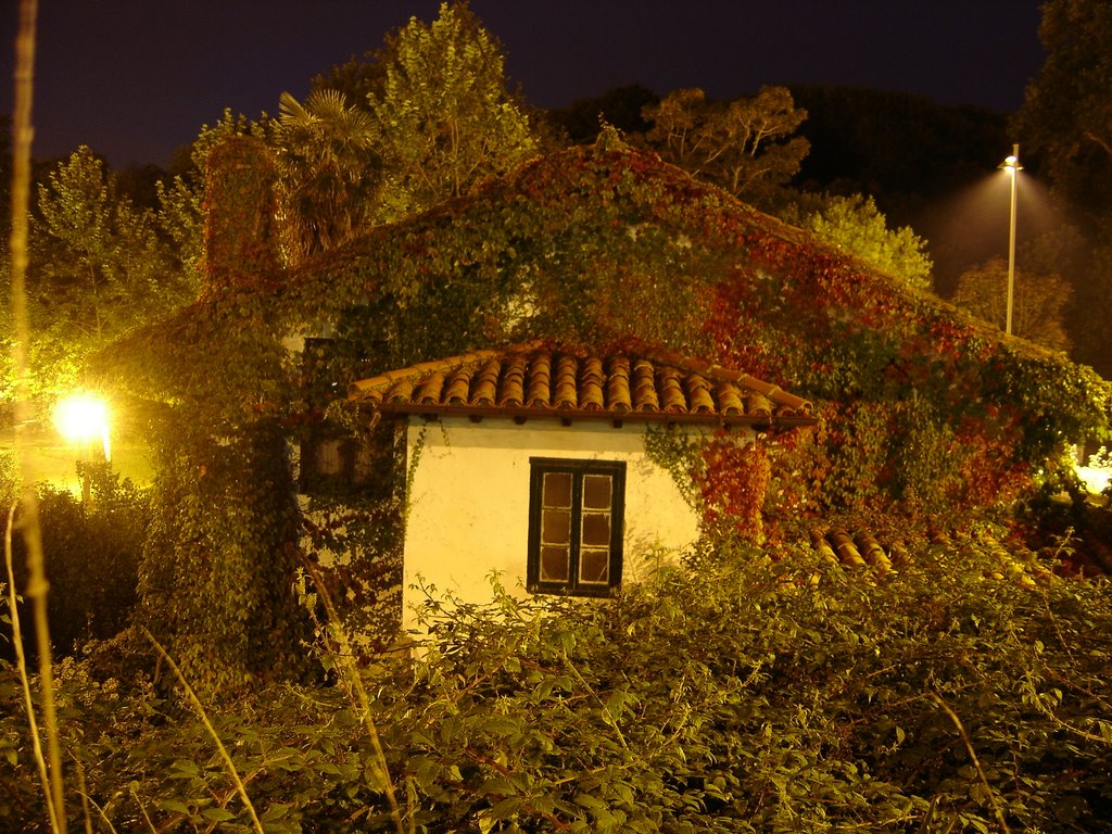 Casa en Comillas by Ignacio Lecaros U