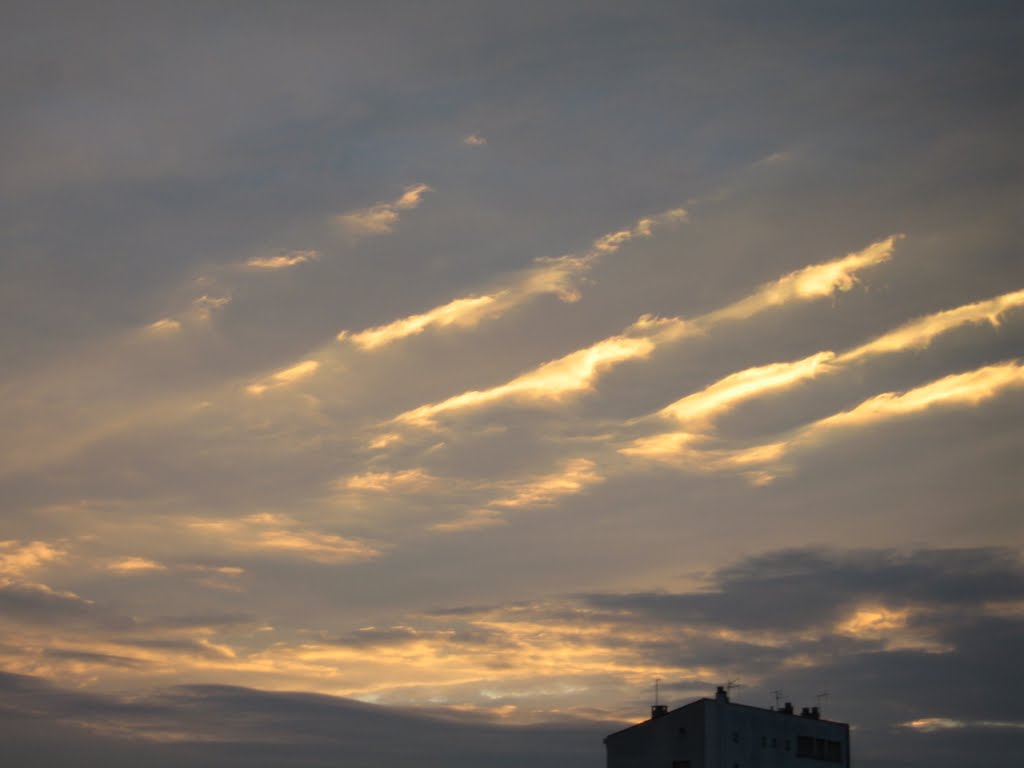 Winter sky above Carcassonne by Zoizo