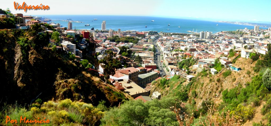 Panorámica de Valparaíso by Mauricio Montenegro