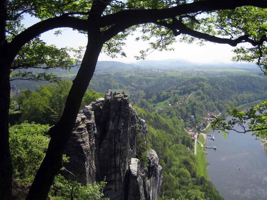 Blick von der Bastei auf Kurort Rathen by Siegfried Schade