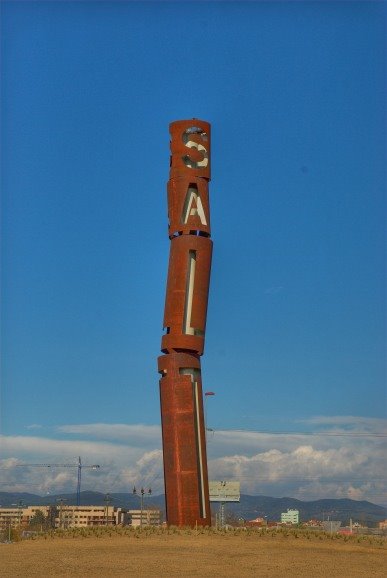 Escultura entrada Sud a Salt by escriurealaxarxa