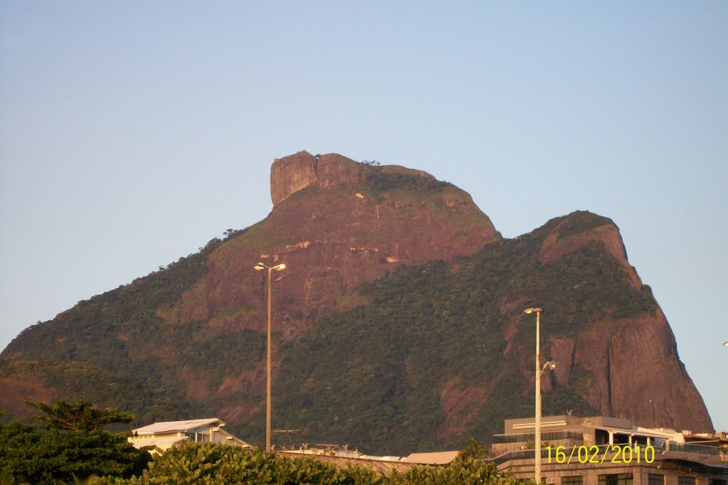 Pedra da Gávea by Marcelo Leão