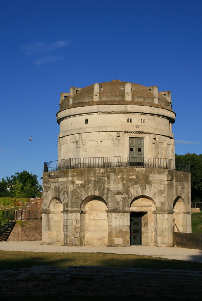 Mausoleo di Teodorico (Ravenna) by Manuel Hulliger