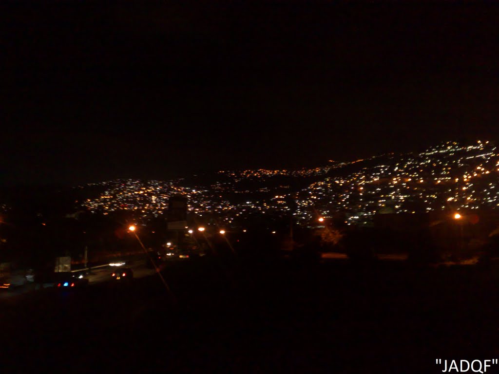 Foto desde la av. intercomunal Montalban-La Vega hacia Antimano y Mamera by José De Quintal