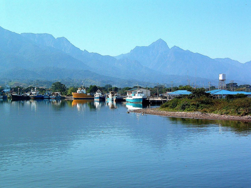 Entrée du port de La Ceiba, Honduras, janvier 2005. En arrière plan le Pico Bonito. by Christian Claveau