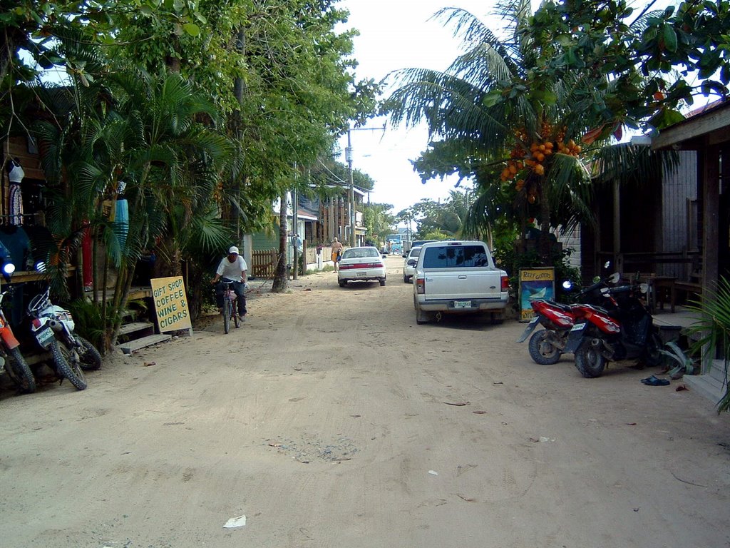 Rue principale de West End, île de Roatan, Honduras, janvier 2005 by Christian Claveau