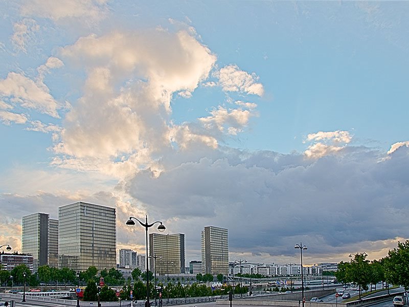 Soir d'été sur la Bibliothèque nationale de France by Tin Image