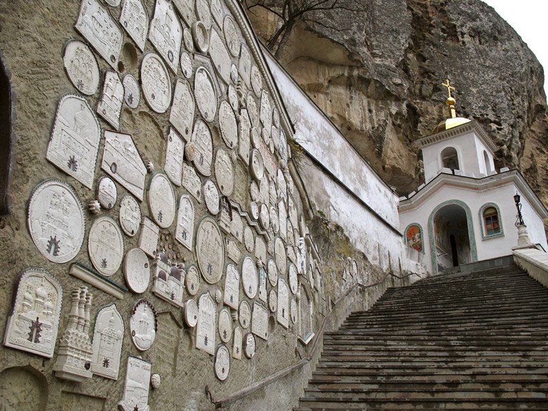 Svyato-Uspensky monastery. Свято-Успенский монастырь. Стена с изображениями православных храмов мира by abertan