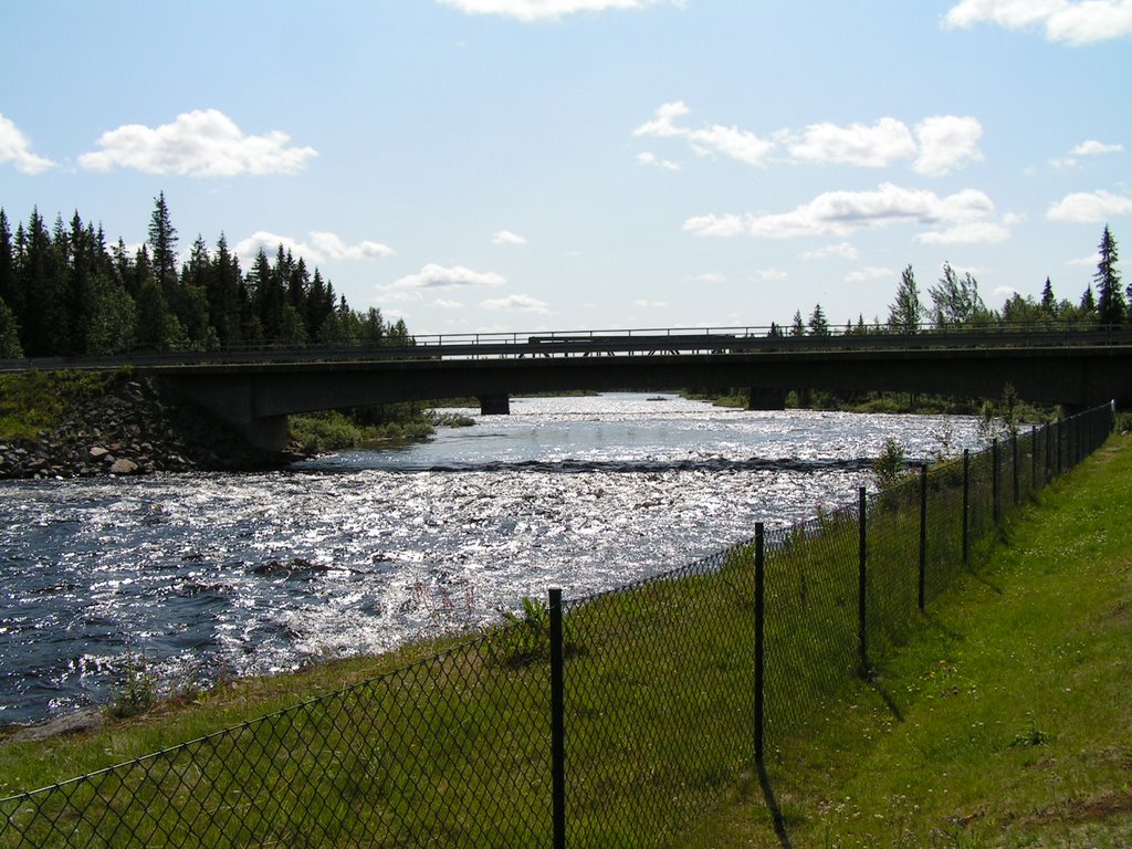 Väg- och järnvägsbro längs Inlandsvägen. by Olof Lagerkvist