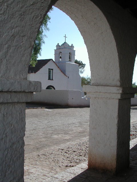 La iglesia by Alberto Clivio