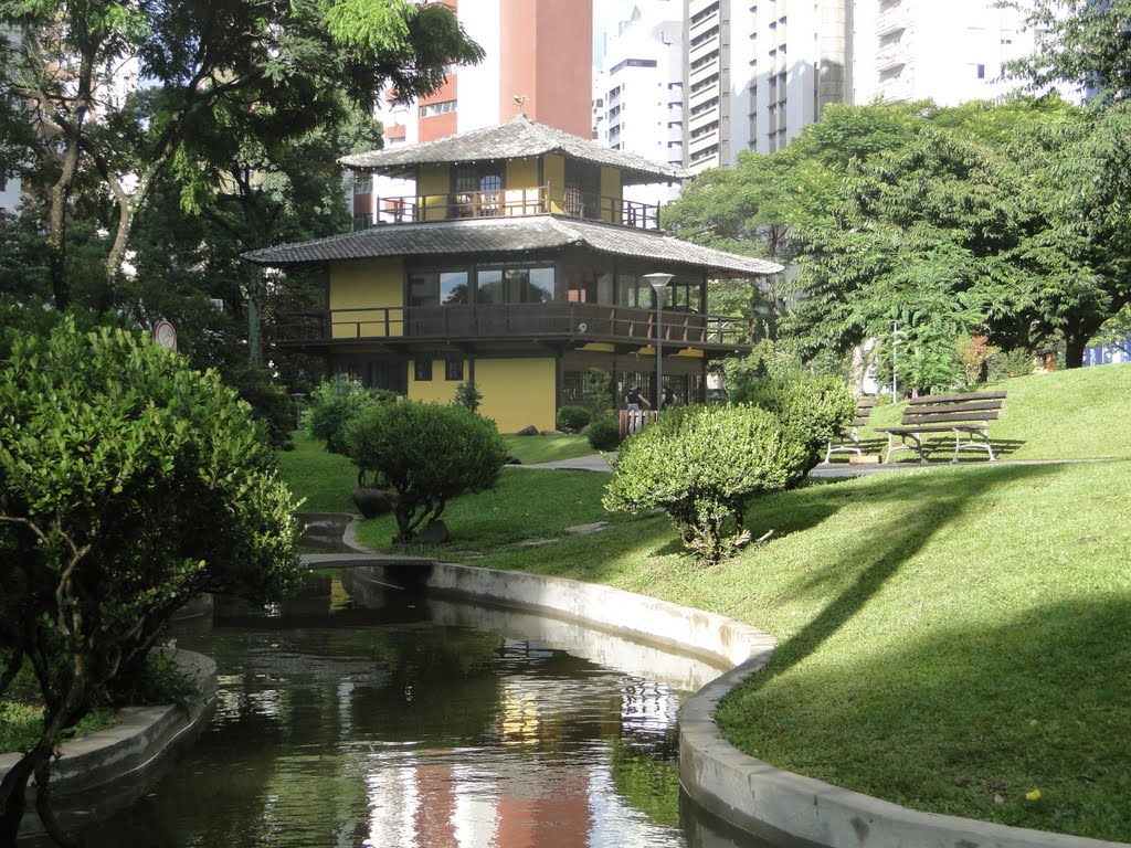 Jardim Japonês na Praça do Japão em Curitiba - Paraná - Brasil by Paulo Yuji Takarada