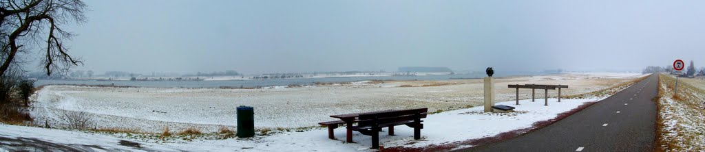 Monument aan de Waaldijk by Geerten