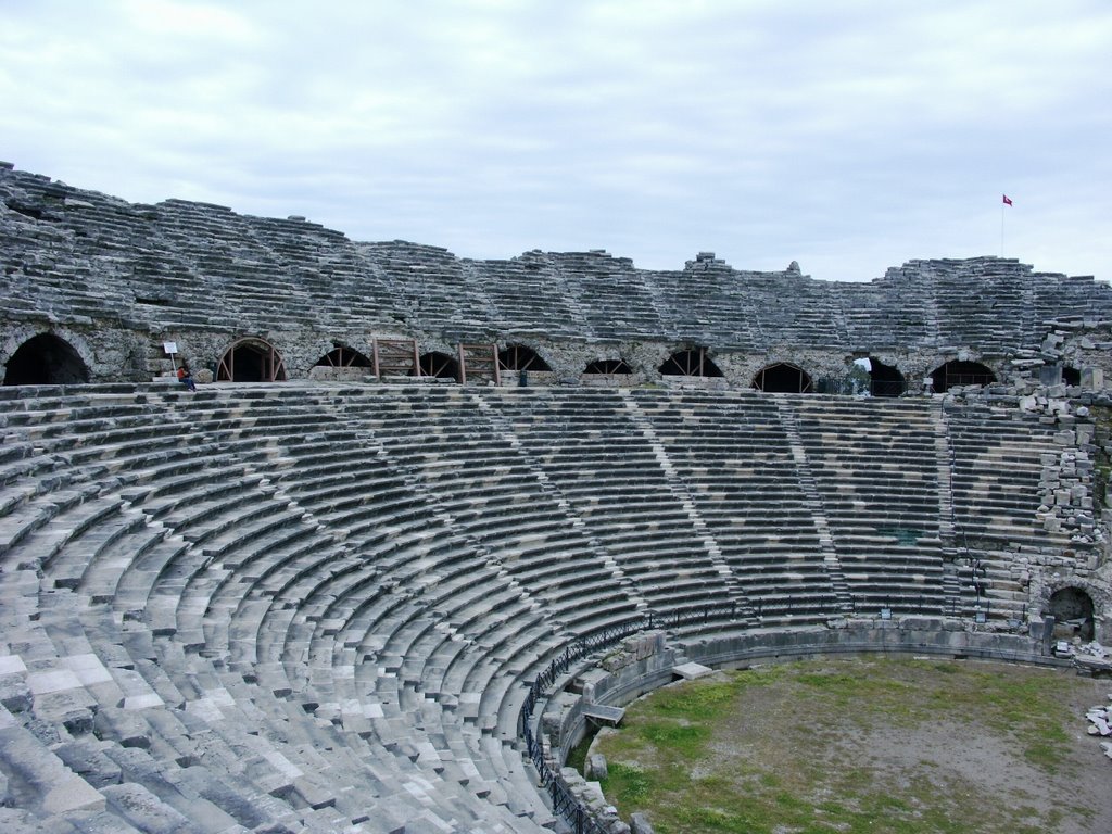 Side - ruines romaines - amphitheatre by yves_grau