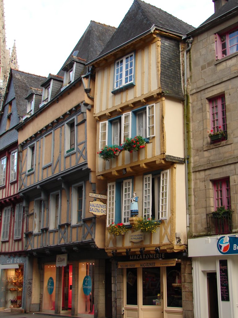 Vieille batisse et Vieille ville - Quimper 29000 France Bretagne by Brigitte ETIENNE