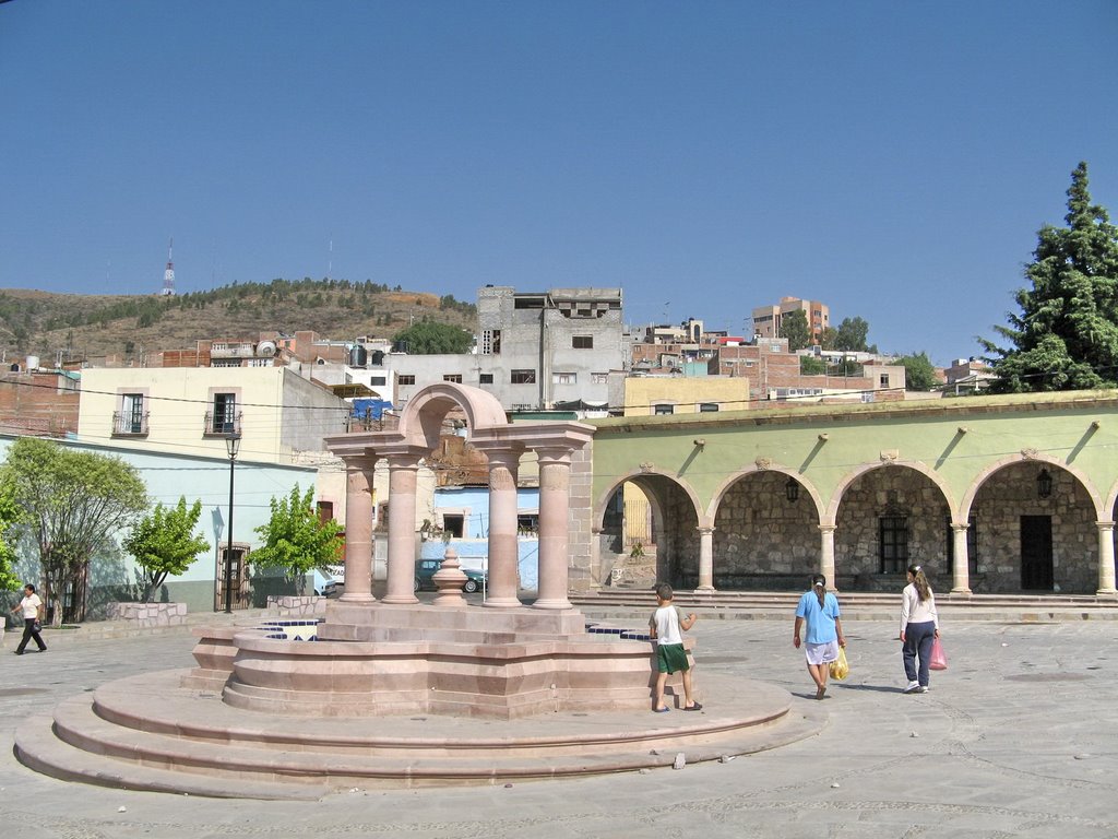 A fountain in the center of a plaza by fotokönig