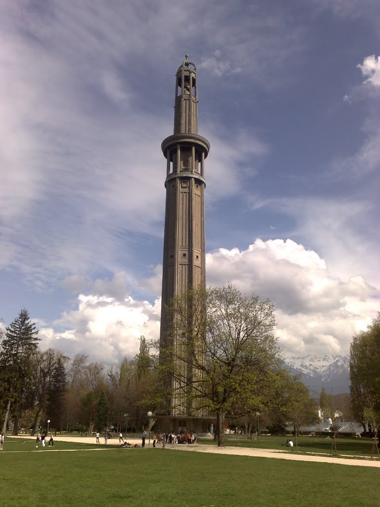 Parc Grenoble by Nejat Özbaş