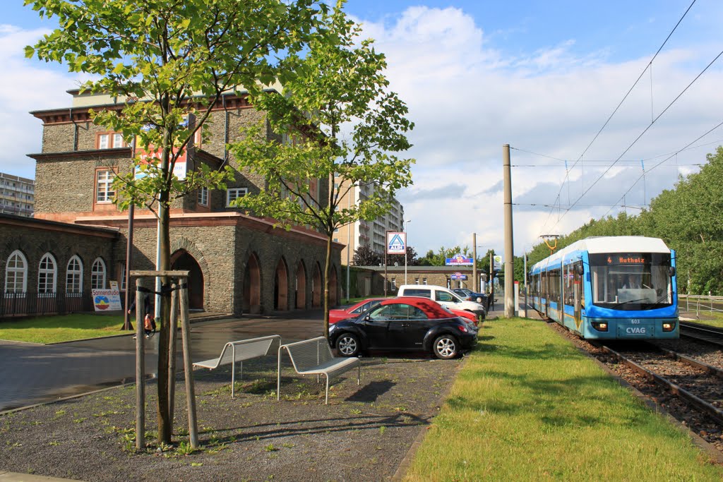 Ikarus-Gebäude mit Straßenbahn by gravitatio