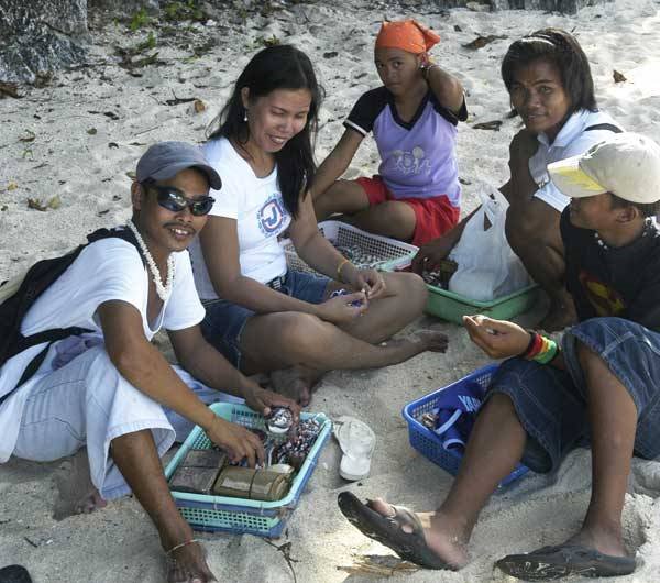 Souvenir Vendors on Puka Beach by psyclist