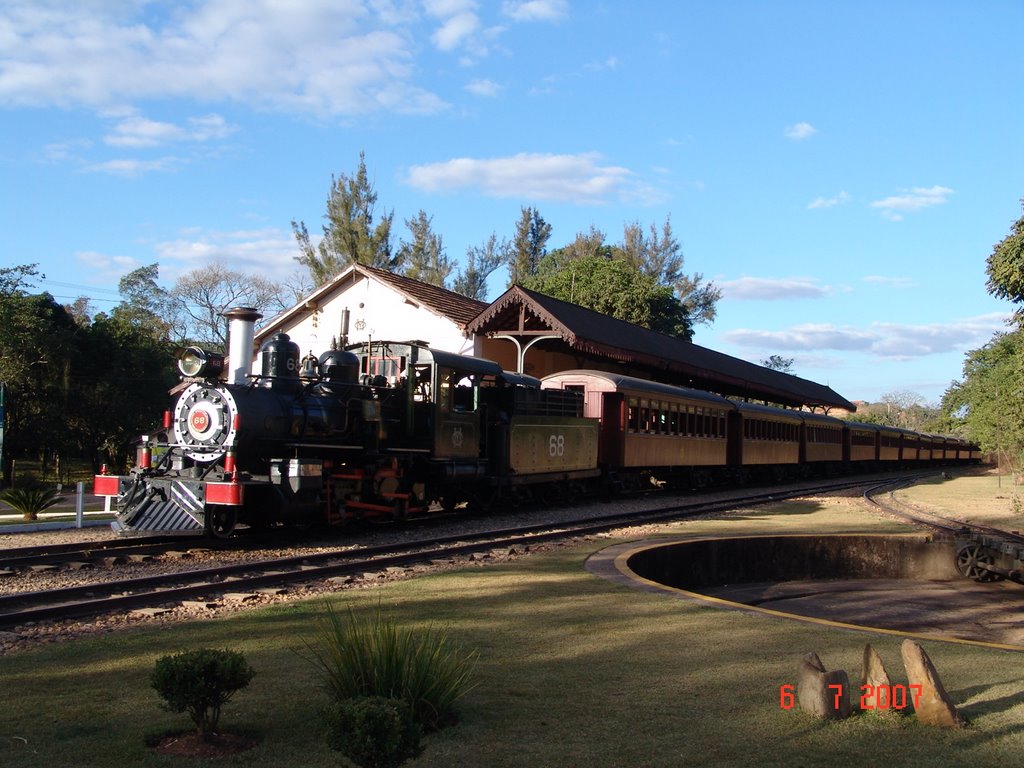 Locomotiva e sua Composição pronta para partir - Tiradentes - MG - 21º 6' 53.42" S 44º 10' 4.92" W by GELASBRFOTOGRAFIAS G…