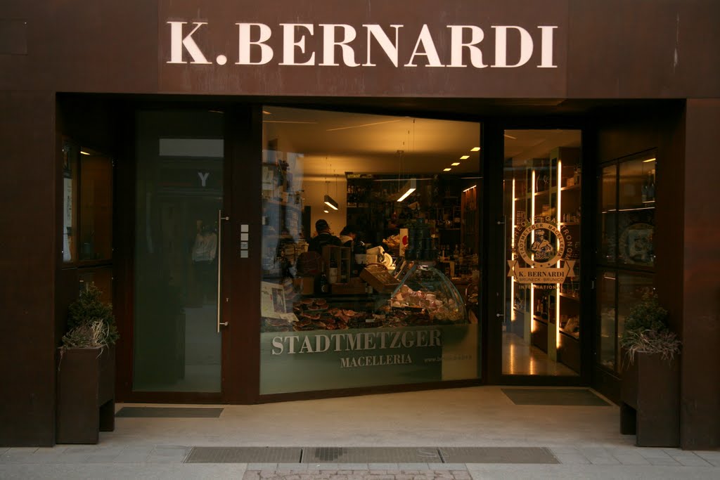 Karl Bernardi Metzgerei und Enoteque, Via Centrale, Bruneck/Brunico, Alto Adige/Südtirol, Italia by Hans Sterkendries