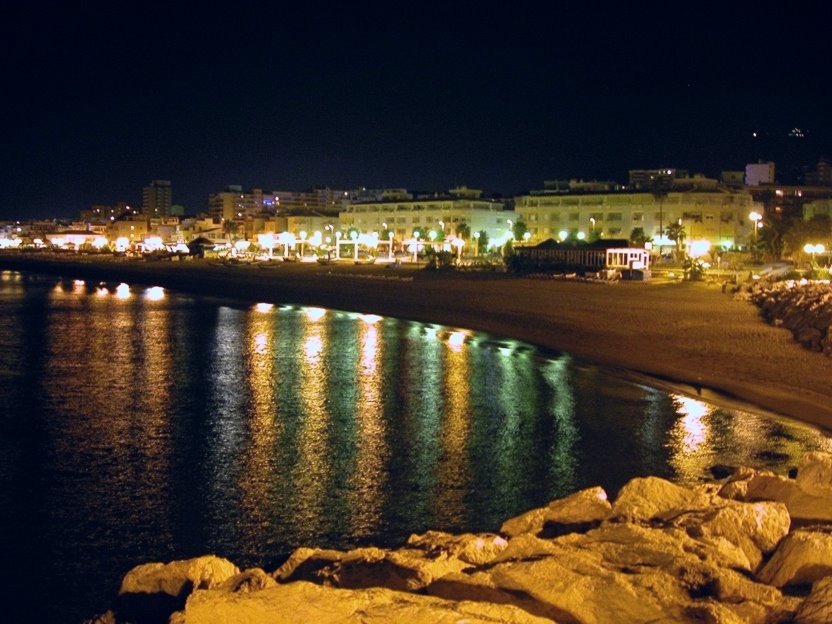 Playa de Torremolinos en la noche by nebroe