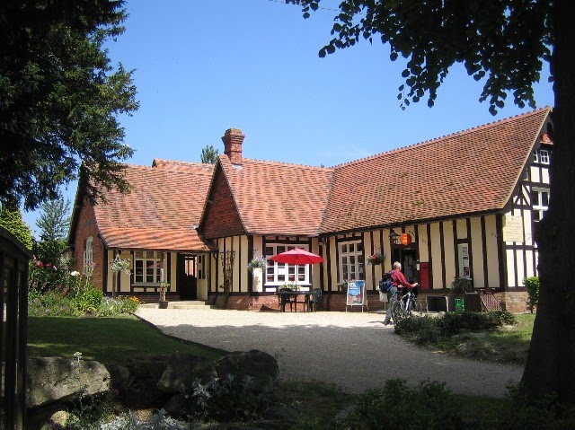 The village shop & tea-room, Ardington, Oxfordshire by Roger Sweet