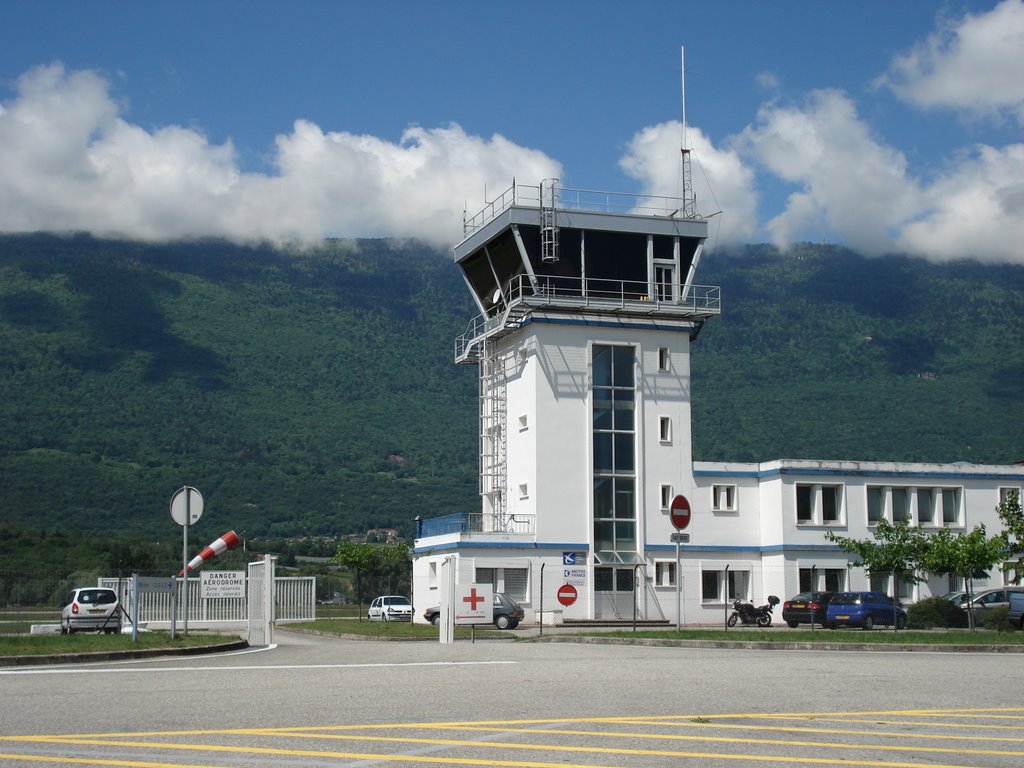 Chambéry Aix aerodrôme by dick stellweg