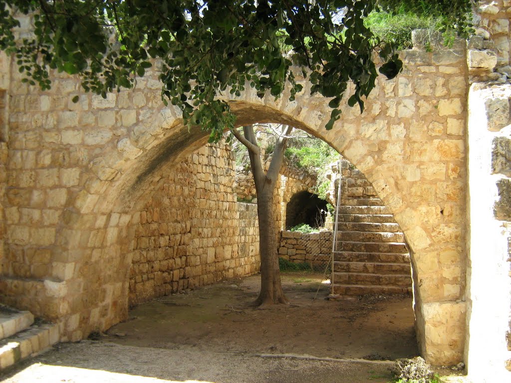 Yehiam Fortress, Inside by mikenig