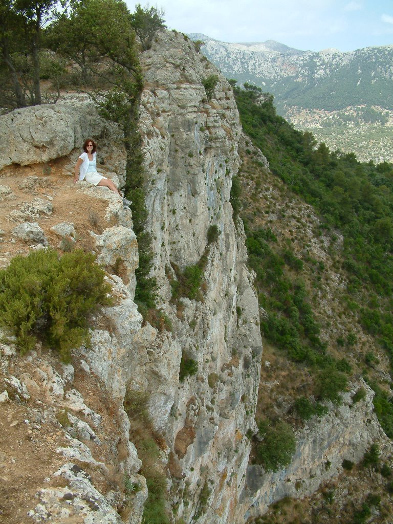 Cliff of Castel Alaró_2007_0709 by Rasmus Wieczorek