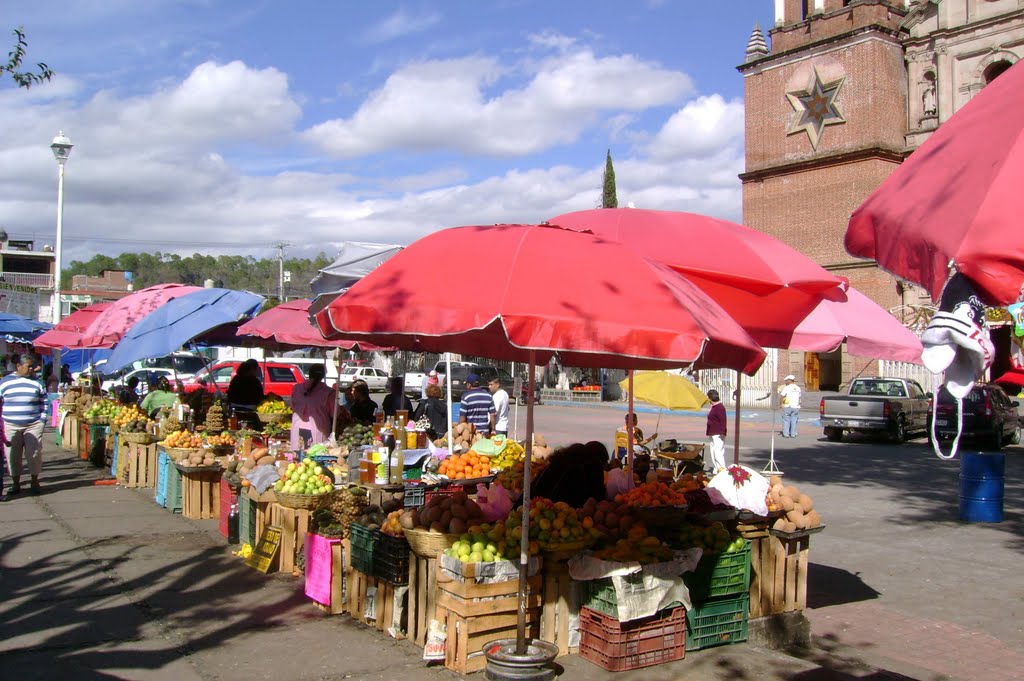 COLORES DE FRUTA FRENTE AL TEMPLO by josesonidero