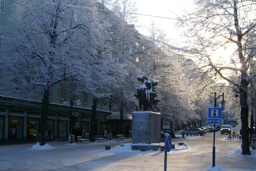 Mariankatu and statue by Petri Saarinen