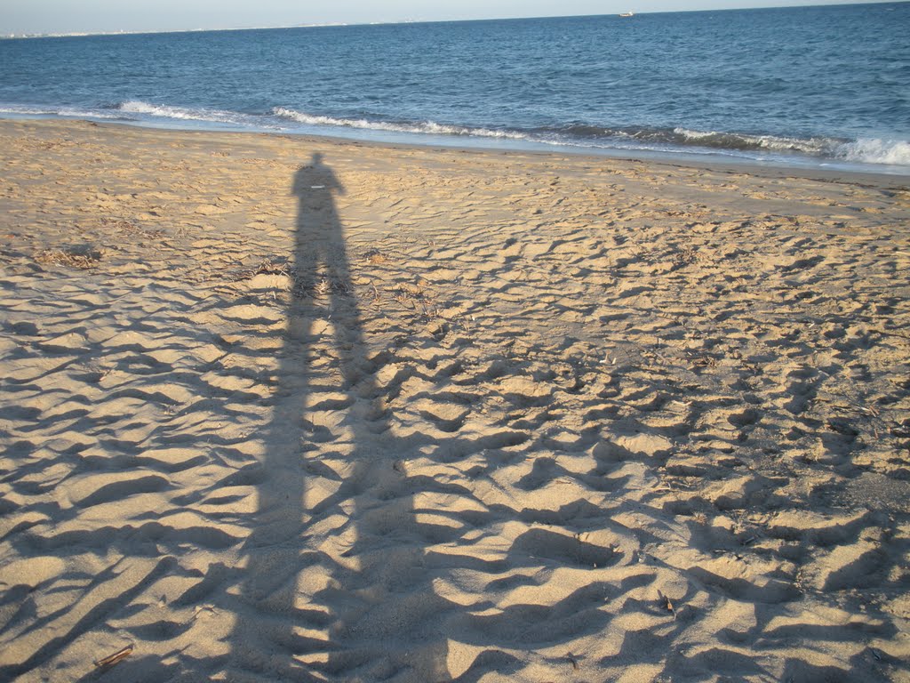 Lange Schatten am Strand by Erik-Lund Gulbrandsen