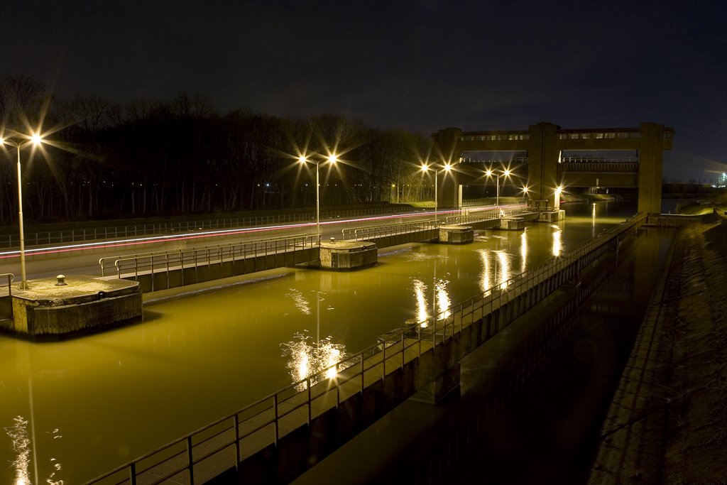 Sluis Limmel, staat meestal open. by www.binnenvaartinbeeld.com