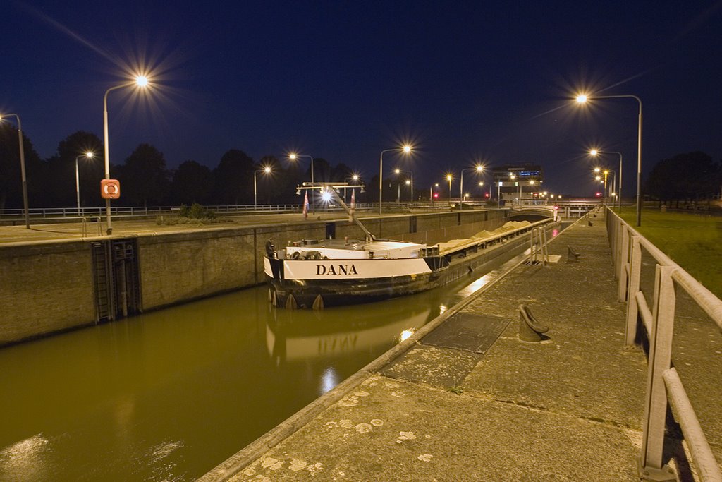 Sluis Heel, Lateraal Kanaal by www.binnenvaartinbeeld.com