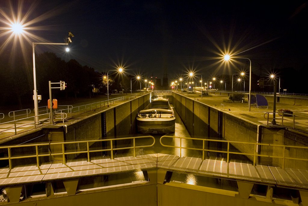 Sluis Heel, Lateraal Kanaal by www.binnenvaartinbeeld.com